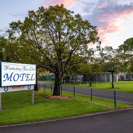 Hawkesbury Race Club Motel Уиндзор Екстериор снимка The entrance to the motel