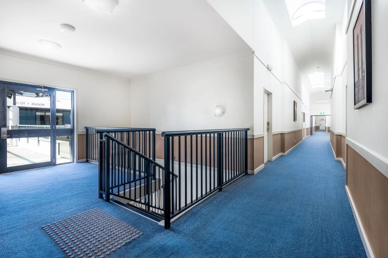Hawkesbury Race Club Motel Уиндзор Екстериор снимка The interior of the new building