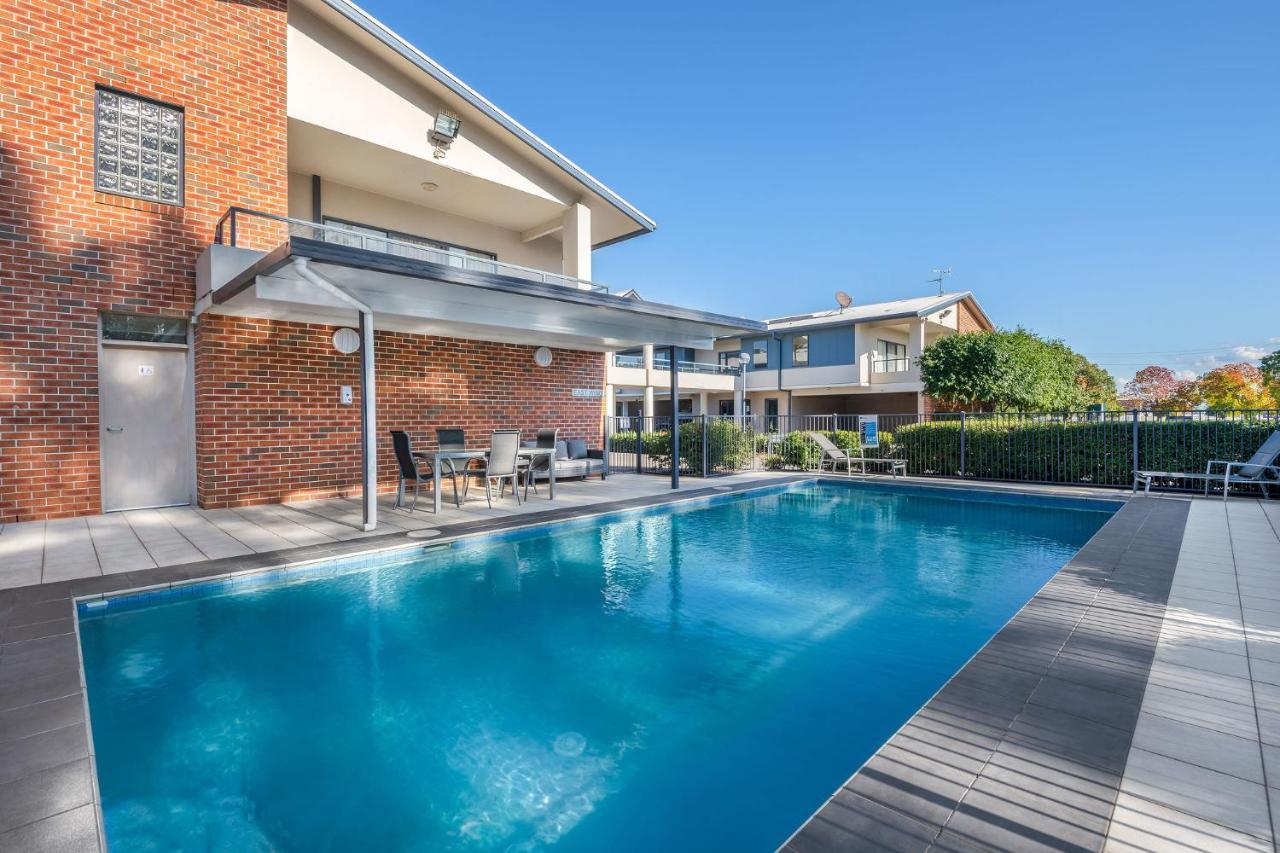 Hawkesbury Race Club Motel Уиндзор Екстериор снимка A pool in a residential area