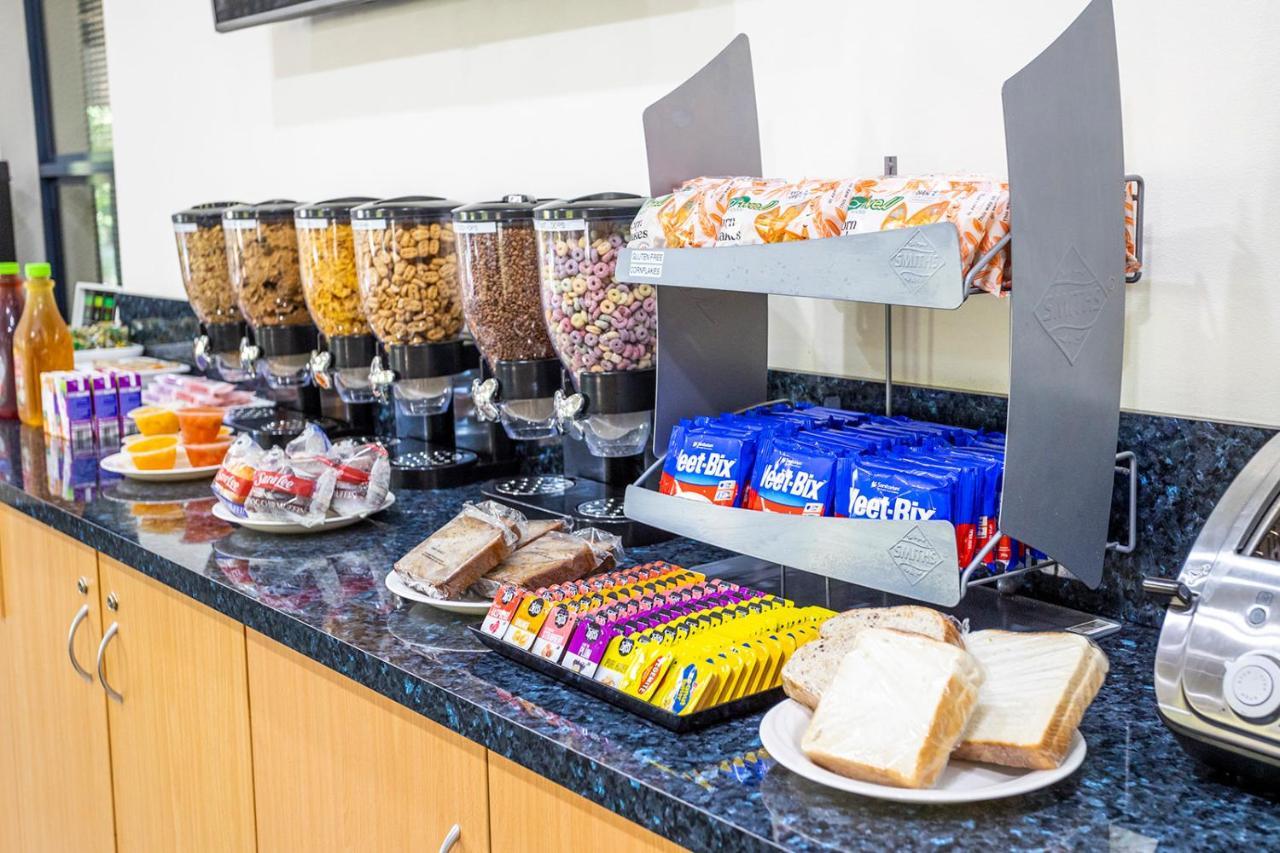 Hawkesbury Race Club Motel Уиндзор Екстериор снимка A cereal bar at a hotel