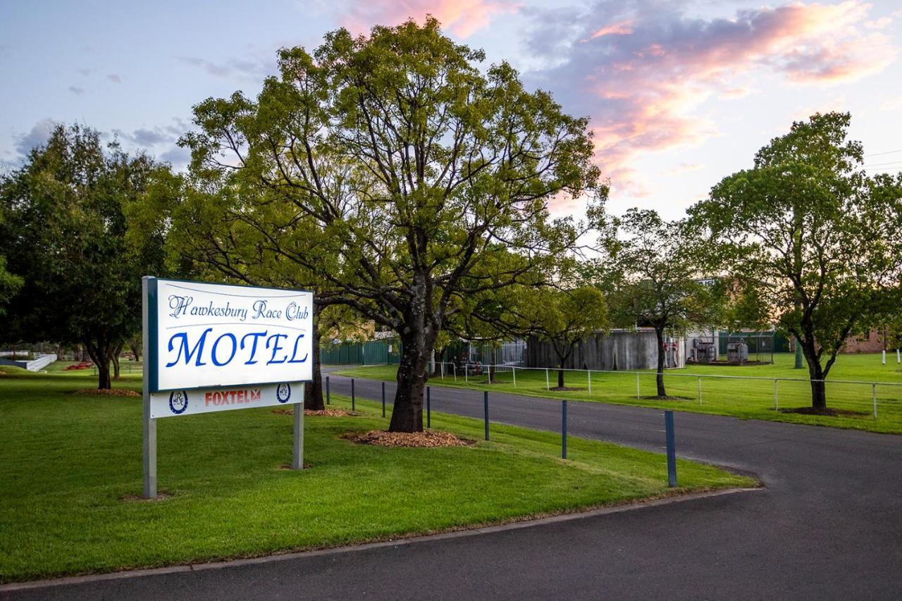 Hawkesbury Race Club Motel Уиндзор Екстериор снимка The entrance to the motel