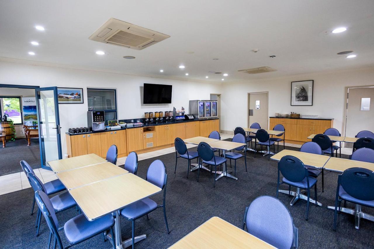 Hawkesbury Race Club Motel Уиндзор Екстериор снимка The lounge at Wagga Wagga Airport