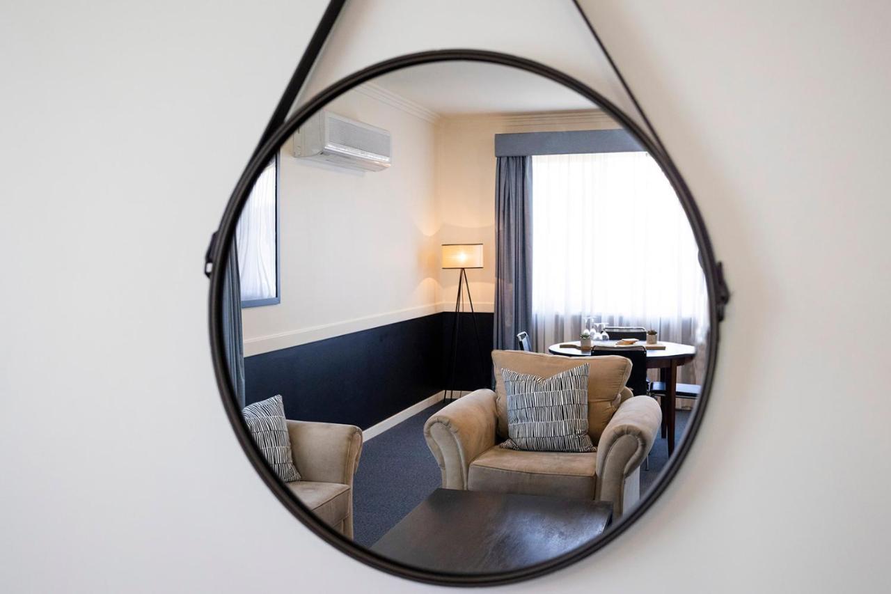 Hawkesbury Race Club Motel Уиндзор Екстериор снимка A convex mirror