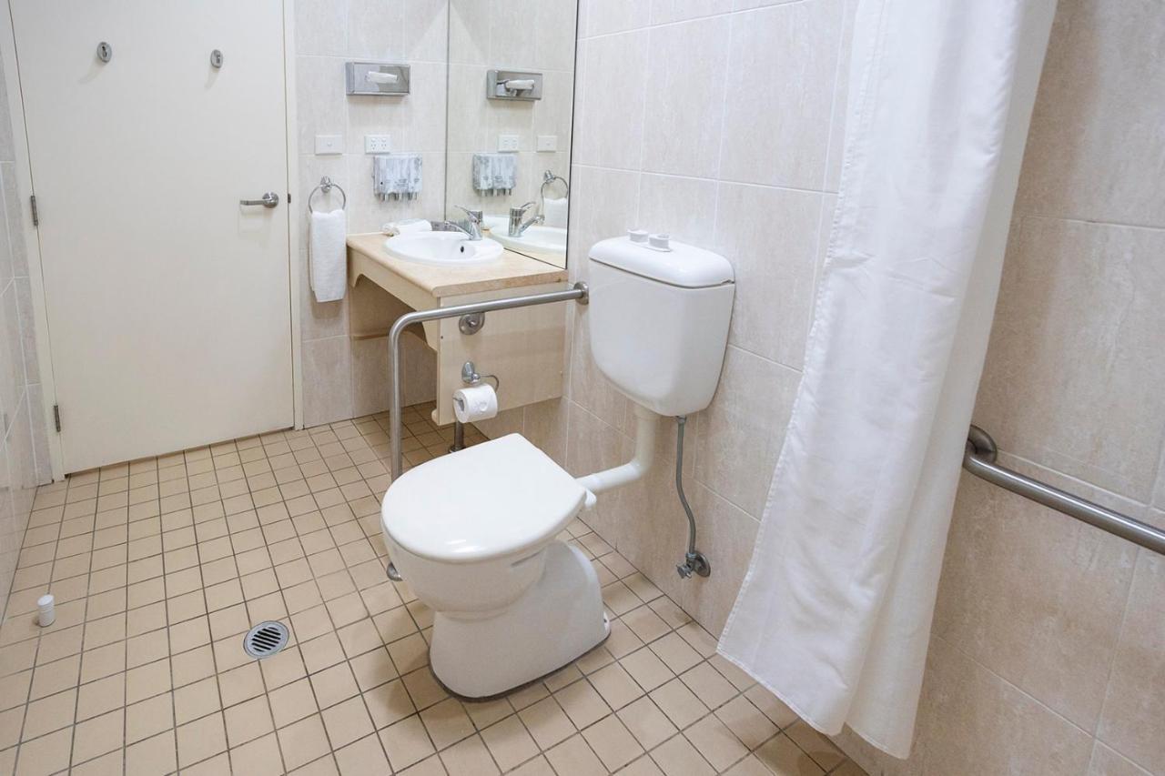 Hawkesbury Race Club Motel Уиндзор Екстериор снимка Bathroom in a hotel