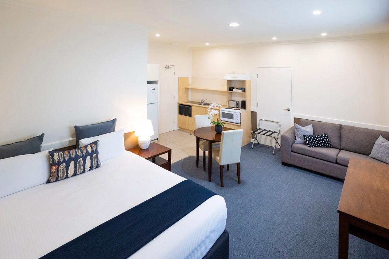 Hawkesbury Race Club Motel Уиндзор Екстериор снимка A typical studio apartment