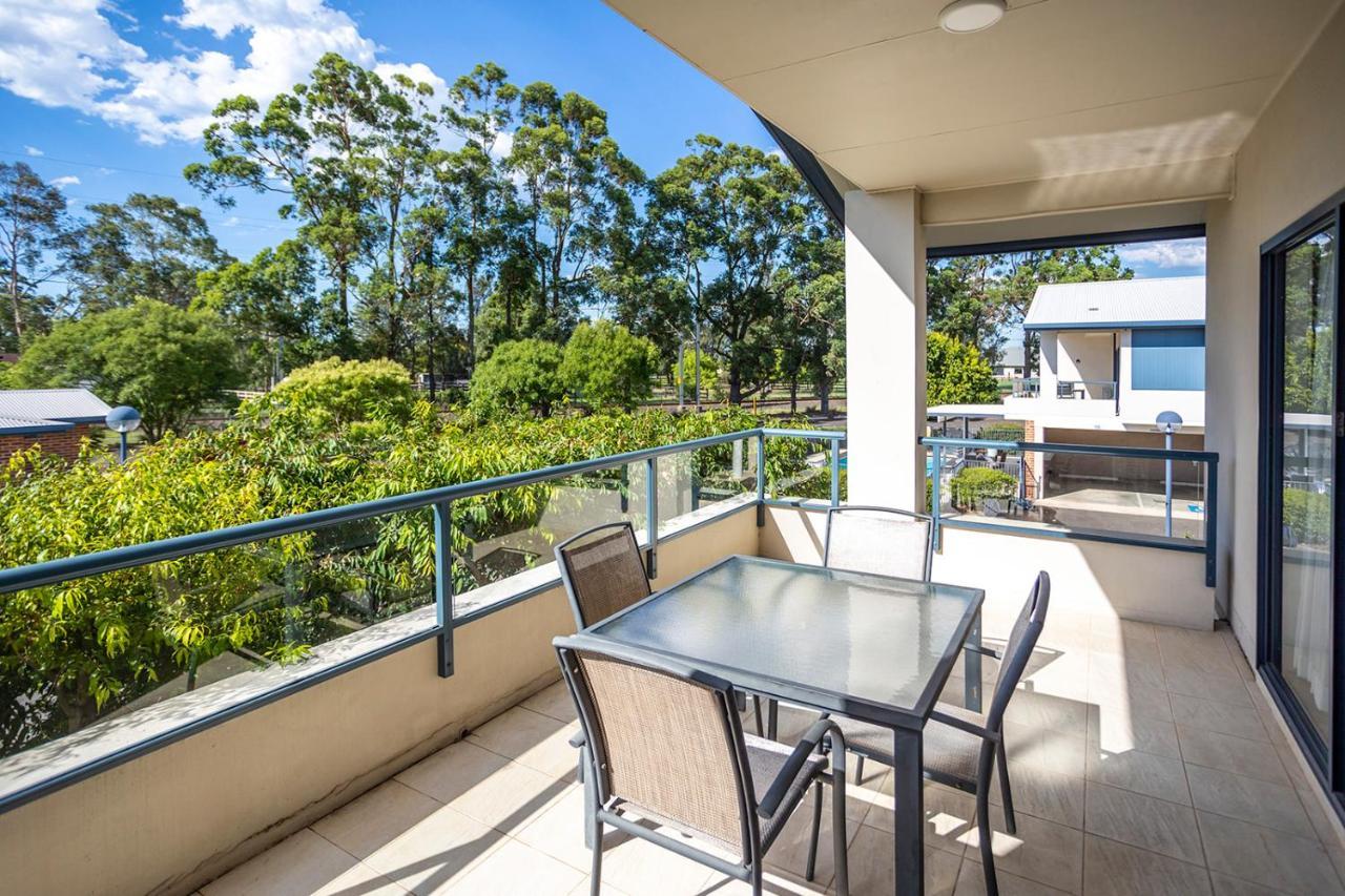 Hawkesbury Race Club Motel Уиндзор Екстериор снимка A balcony