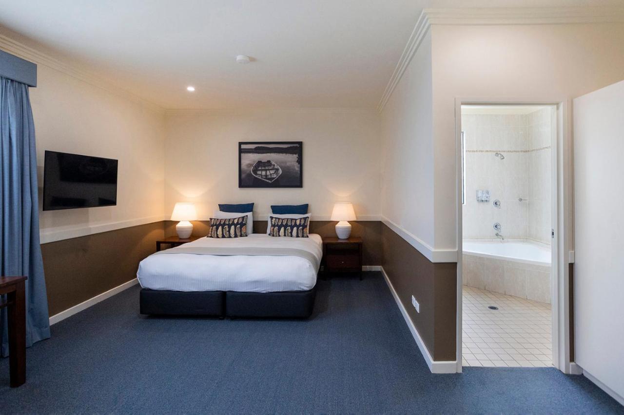 Hawkesbury Race Club Motel Уиндзор Екстериор снимка A room at the hotel