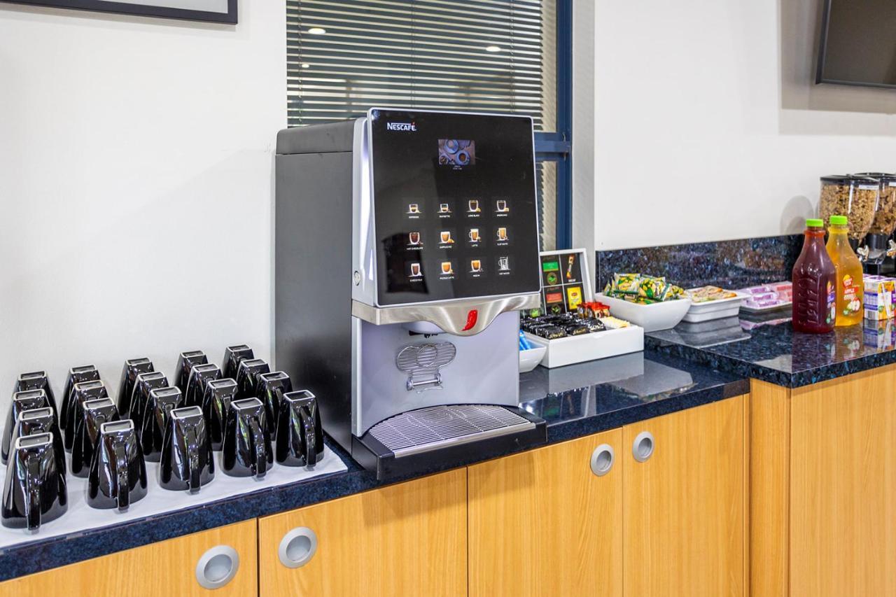 Hawkesbury Race Club Motel Уиндзор Екстериор снимка A coffee machine