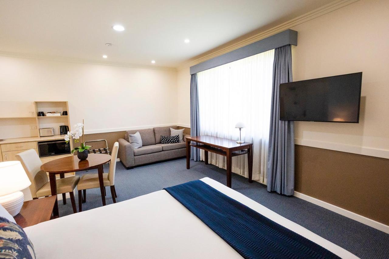 Hawkesbury Race Club Motel Уиндзор Екстериор снимка A suite at the hotel