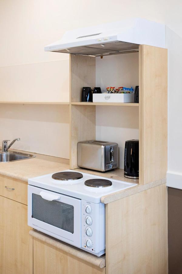 Hawkesbury Race Club Motel Уиндзор Екстериор снимка A typical kitchen in a student flat