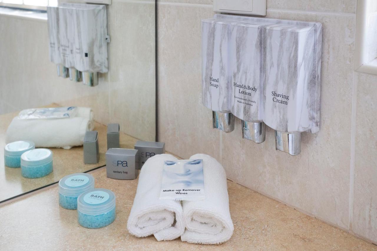 Hawkesbury Race Club Motel Уиндзор Екстериор снимка A bathroom with toiletries