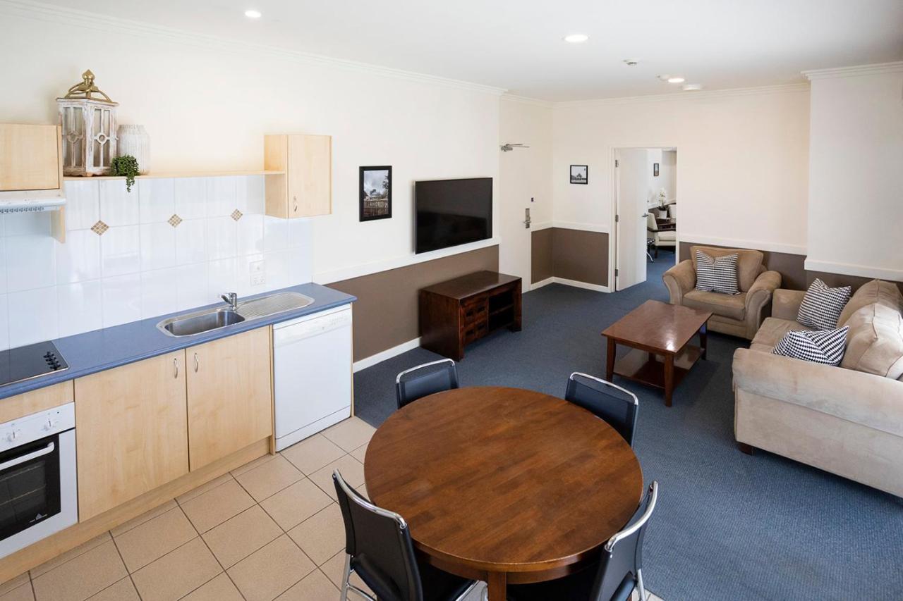 Hawkesbury Race Club Motel Уиндзор Екстериор снимка A typical apartment at the University of Tasmania's New College