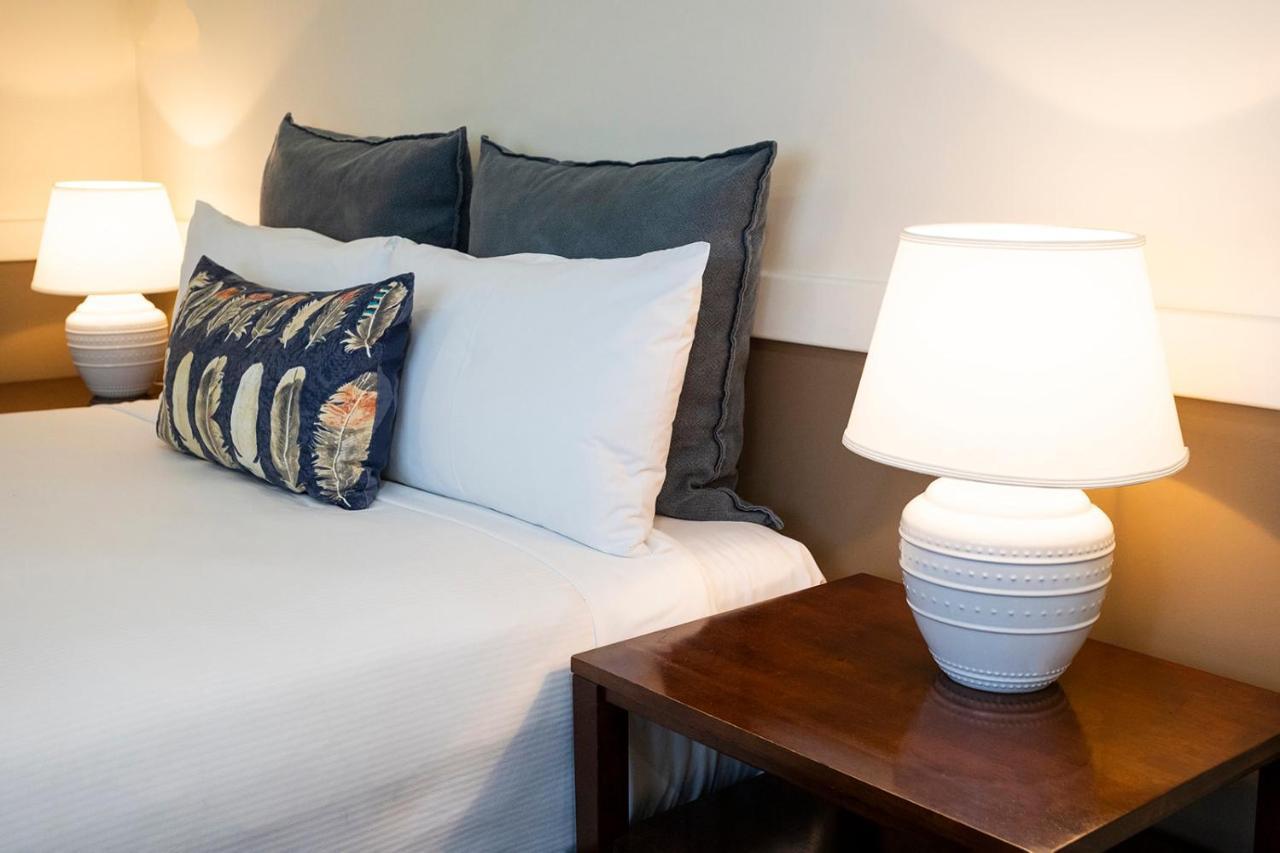 Hawkesbury Race Club Motel Уиндзор Екстериор снимка A bed with pillows