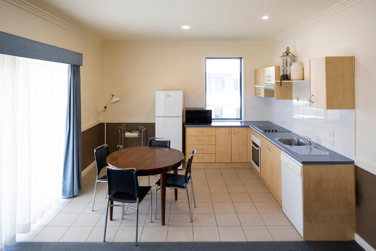 Hawkesbury Race Club Motel Уиндзор Екстериор снимка A typical kitchen in a student apartment