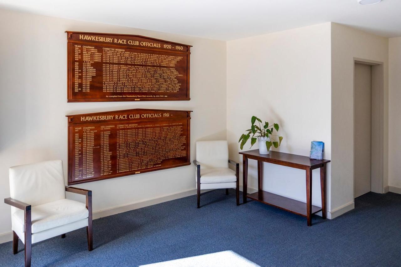 Hawkesbury Race Club Motel Уиндзор Екстериор снимка Club Honours Boards