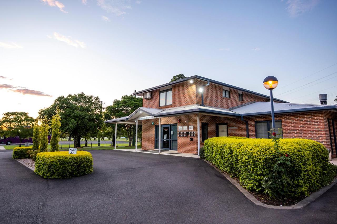Hawkesbury Race Club Motel Уиндзор Екстериор снимка The main entrance to the hospital
