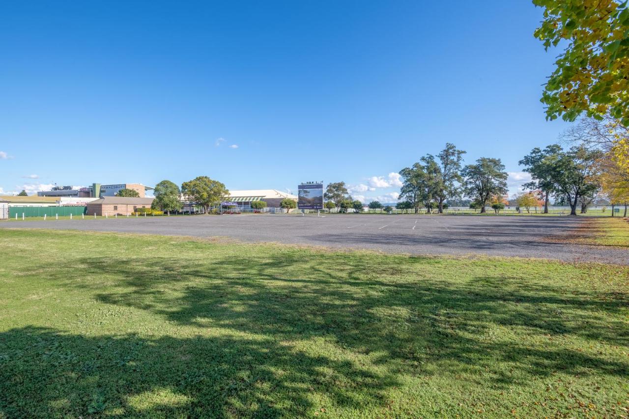 Hawkesbury Race Club Motel Уиндзор Екстериор снимка The main oval at the school