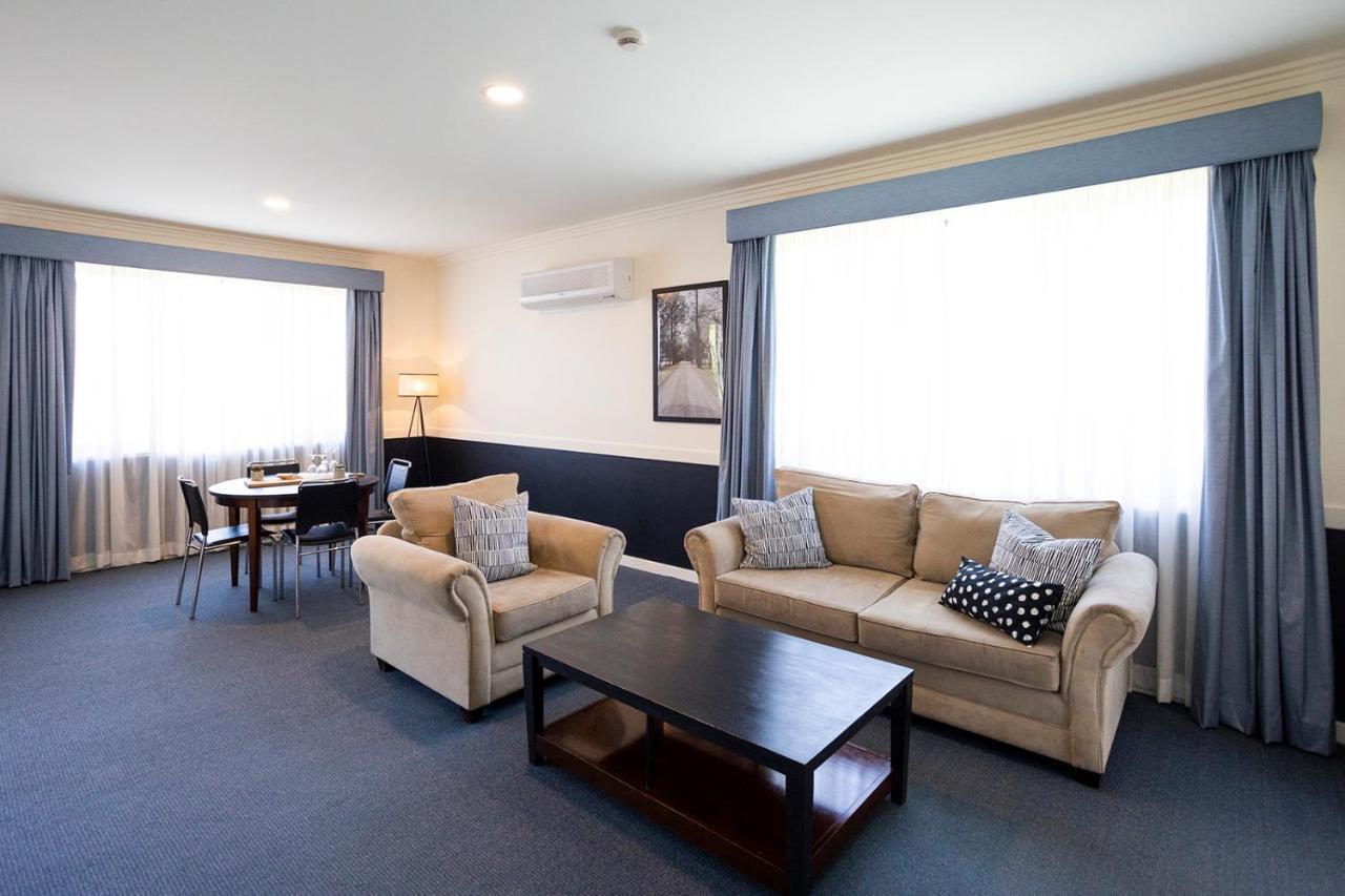 Hawkesbury Race Club Motel Уиндзор Екстериор снимка A suite at the hotel