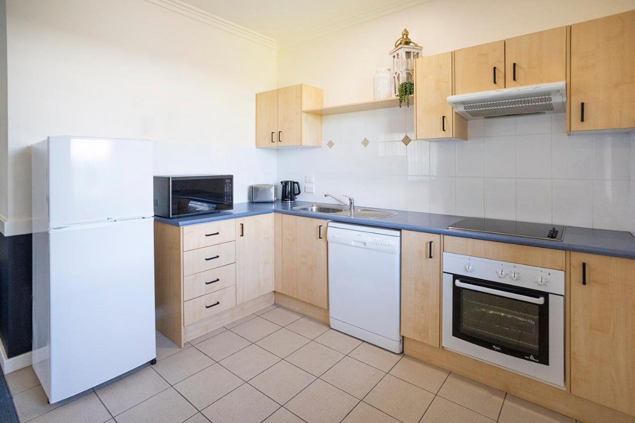 Hawkesbury Race Club Motel Уиндзор Екстериор снимка A typical kitchen in a student apartment