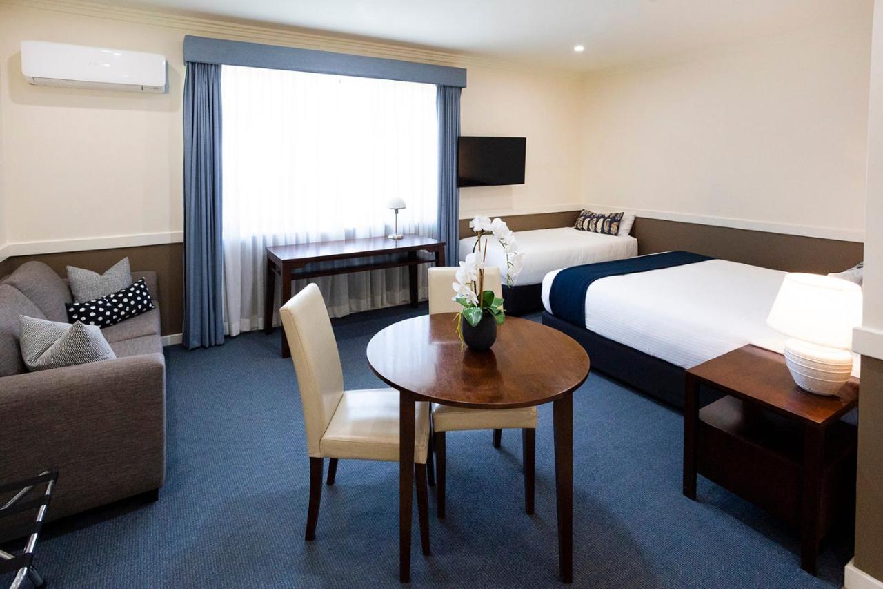 Hawkesbury Race Club Motel Уиндзор Екстериор снимка A room at the hotel