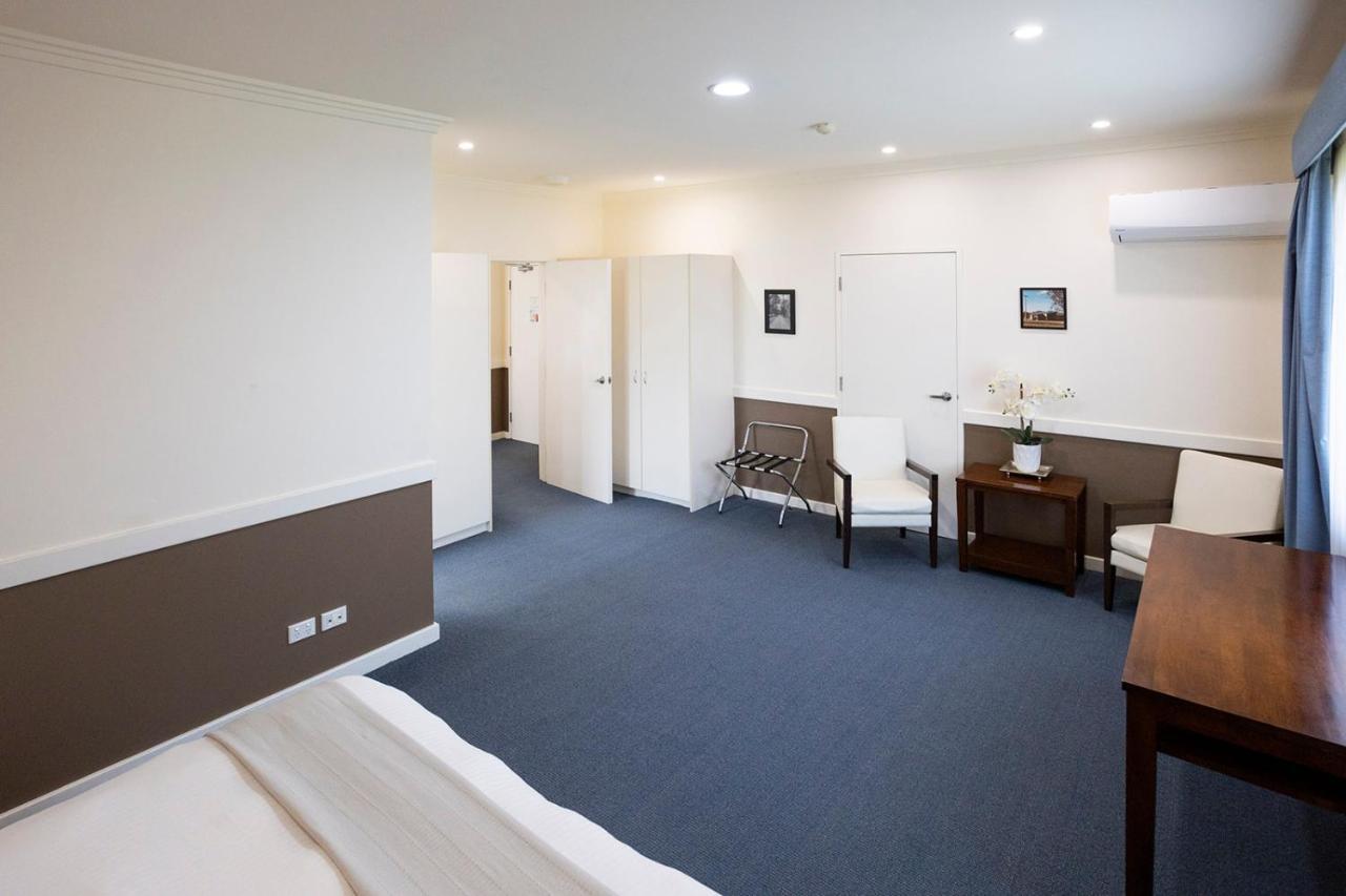 Hawkesbury Race Club Motel Уиндзор Екстериор снимка A room at the hotel