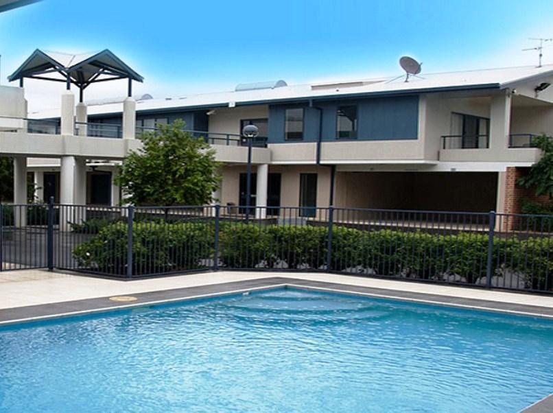Hawkesbury Race Club Motel Уиндзор Екстериор снимка A pool at a townhouse complex in Australia