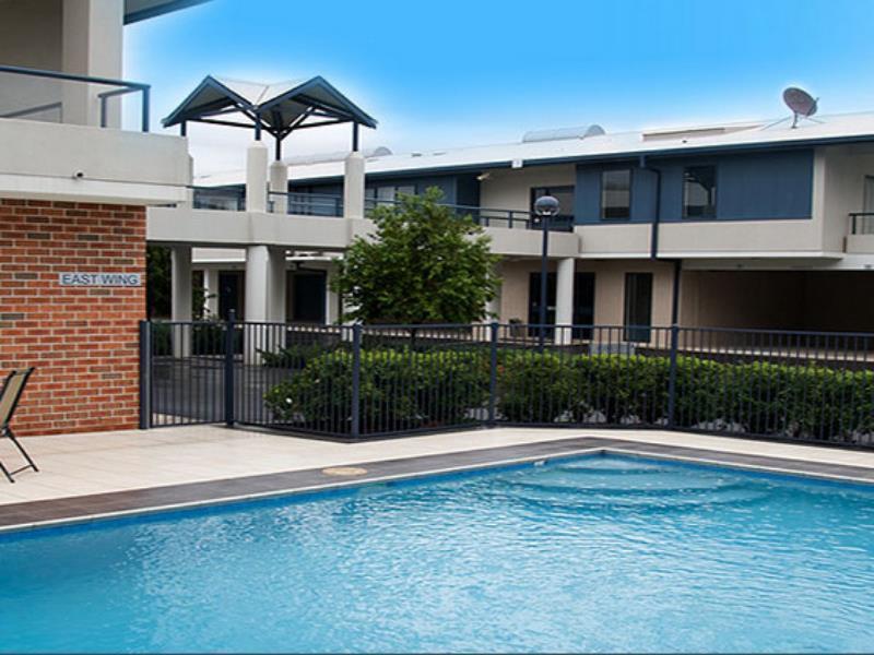 Hawkesbury Race Club Motel Уиндзор Екстериор снимка The swimming pool at the complex