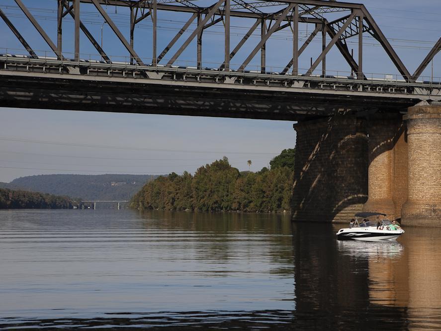 Hawkesbury Race Club Motel Уиндзор Екстериор снимка The bridge from the west